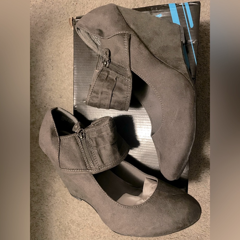 Baker’s GREY wedge heel 👠pumps‼️